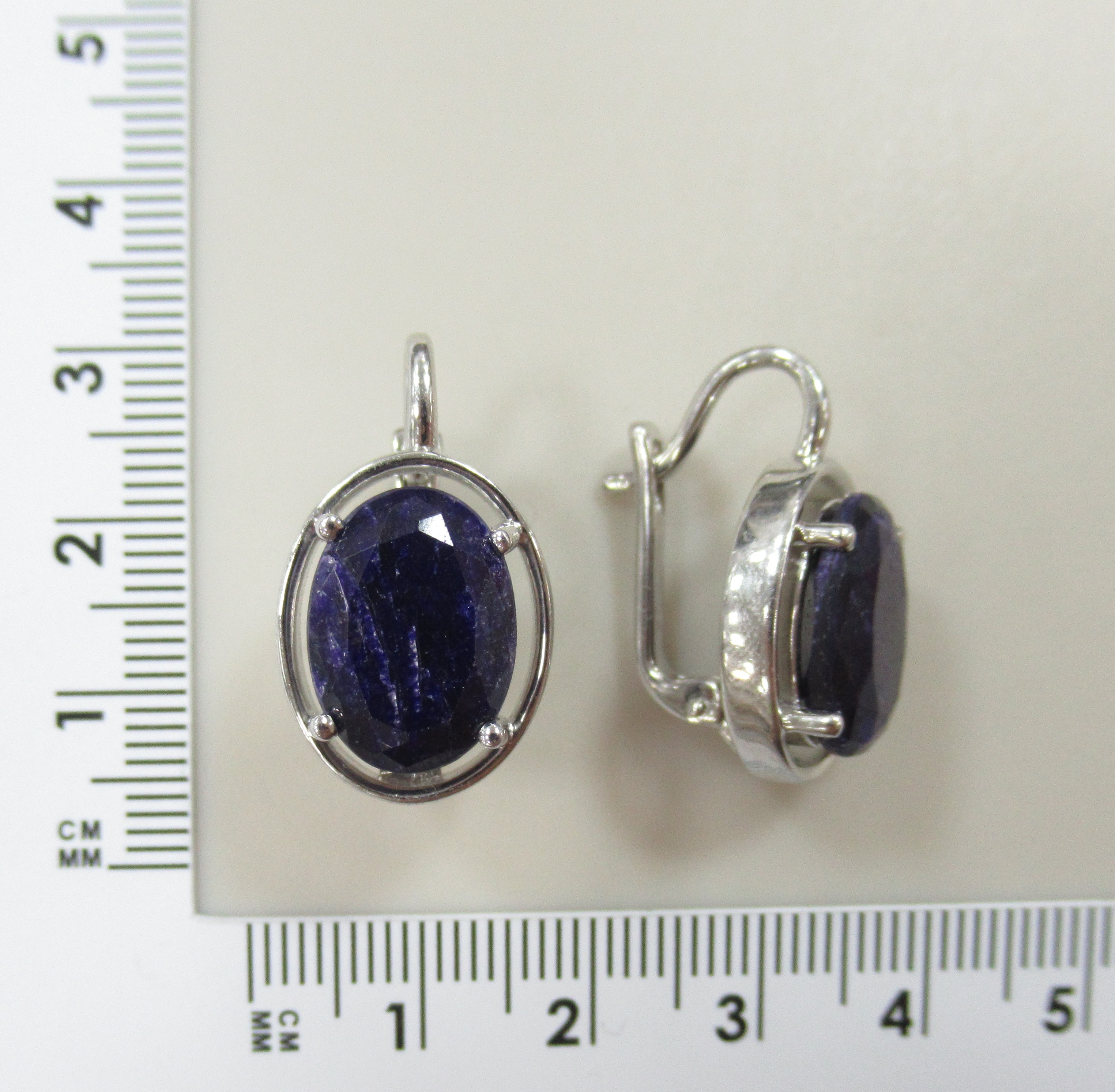 Серебряные серьги с корундами